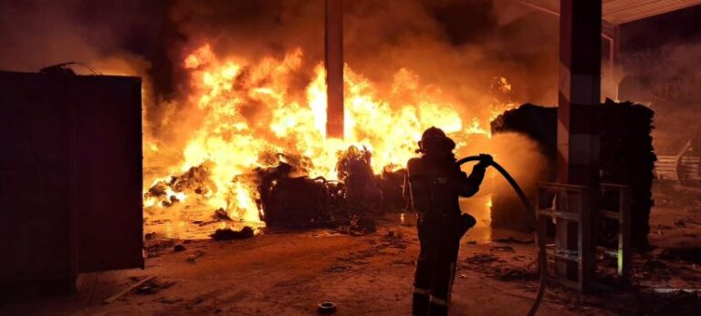 Bomberos de la Diputación de Valladolid responden a incendio en una empresa de material de reciclaje en La Cistérniga