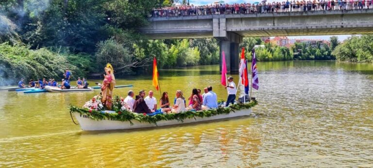 Valladolid celebra la XXIV Procesión fluvial de la Virgen del Carmen por el río Pisuerga