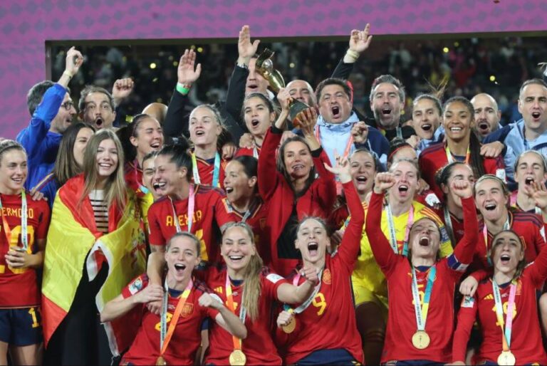 La reina Letizia y la infanta Sofía festejan junto a las jugadoras el histórico título del Mundial Femenino de Fútbol