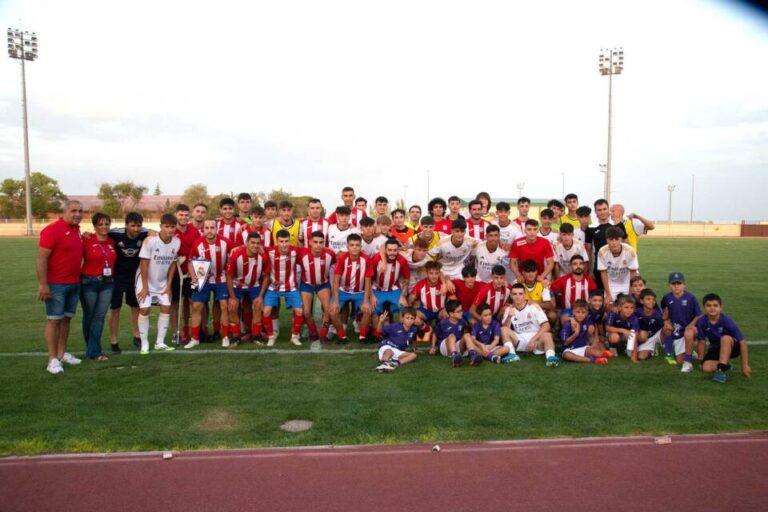 El Juvenil del Real Madrid se alza con la copa del Trofeo de San Antolín tras su partido contra la Gimnástica Medinense
