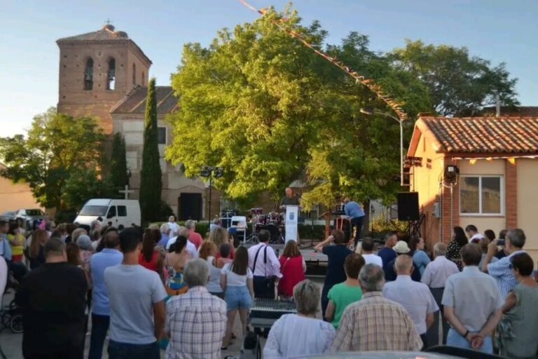 Las calles de Gomeznarro se engalanan para recibir las Fiestas de Nuestra Señora de la Asunción
