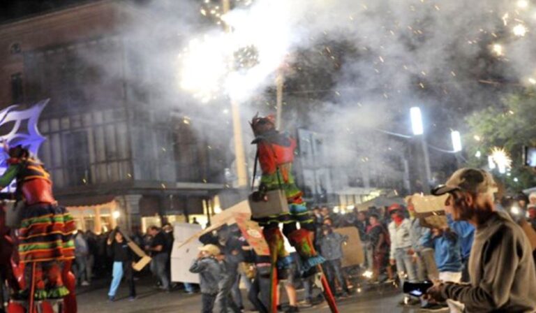 El espectáculo de pirotecnia «Correcalles de Fuego – DAMonion» iluminará las Calles de Medina del Campo en su Viii Muestra de teatro urbano y animación de calle.