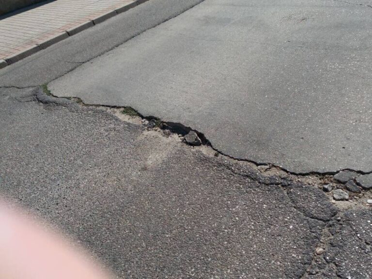 Mal estado de la calzada en la calle Antonio de Villegas