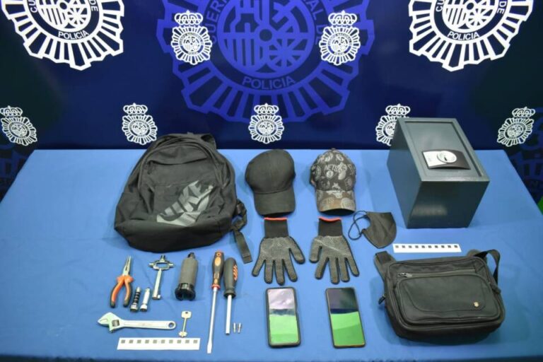 Policía Nacional detiene a dos individuos por robo con fuerza en establecimiento