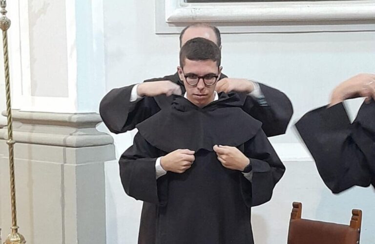 El medinense Manuel Hernández toma el hábito carmelita como novicio