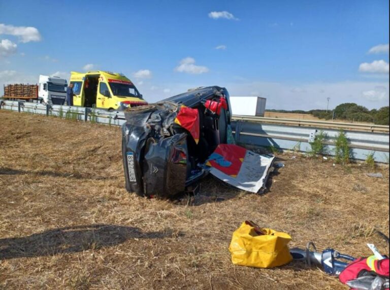 Muere una mujer y dos resultan heridos tras volcar el turismo en Villadefrades (Valladolid)
