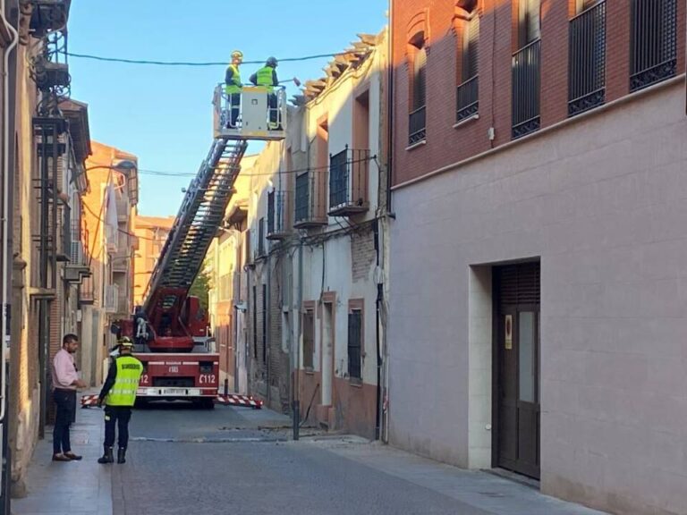 El desprendimiento de una cornisa moviliza a Bomberos y Policía Local en Medina del Campo