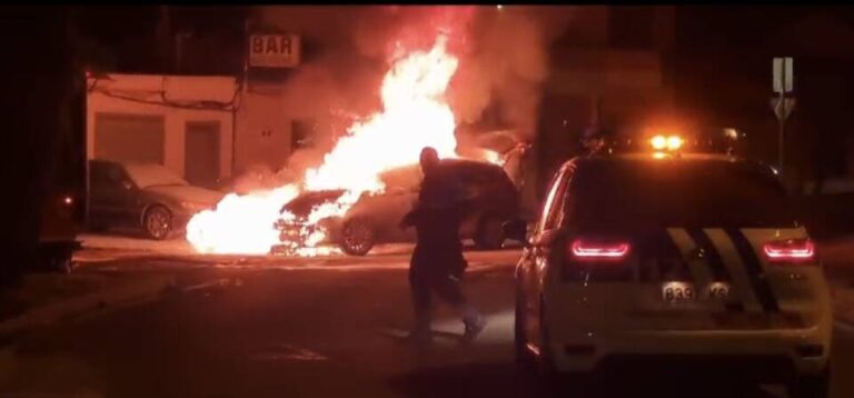 Arde un coche en plena calle en Medina del Campo