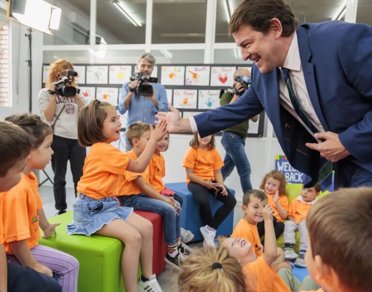 Mañueco impulsa el éxito educativo en Castilla y León: Modelo de calidad y equidad en la vanguardia nacional