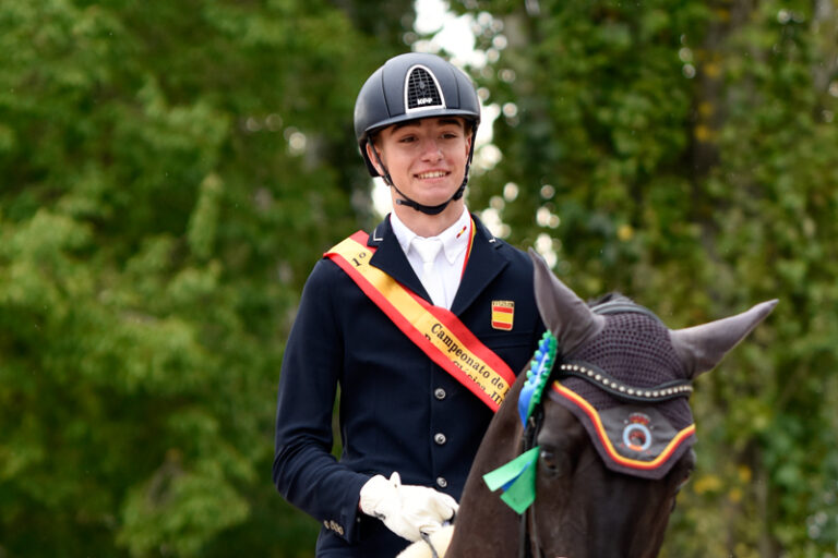 Hugo Mélida y su caballo ‘Byron’ se coronan con medalla de oro en Juveniles 0 de Doma Clásica