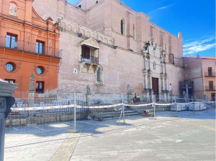 Inician obras de mejora de accesibilidad en el atrio de la Iglesia de San Antolín, Plaza Mayor de la Hispanidad, Medina del Campo