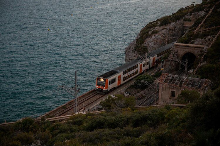 España prioriza carreteras sobre ferrocarriles: Un gasto excesivo impulsa la crisis climática, según revela informe de Greenpeace