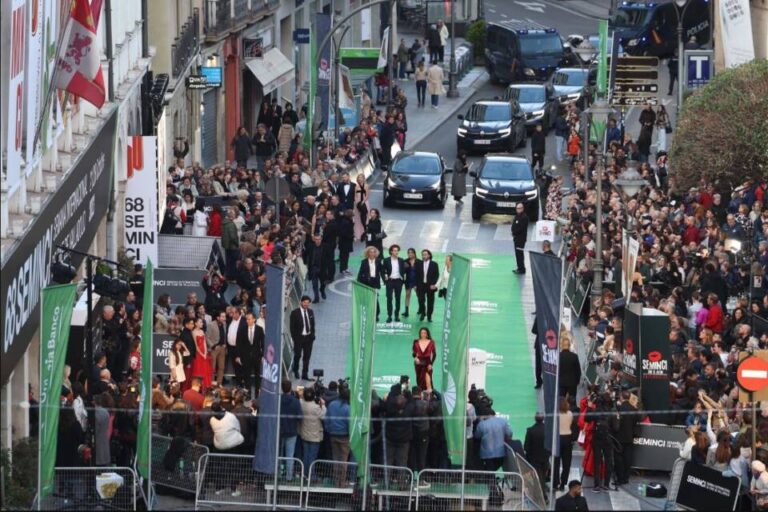 Brillo y glamour en la alfombra verde de la 68 Seminci