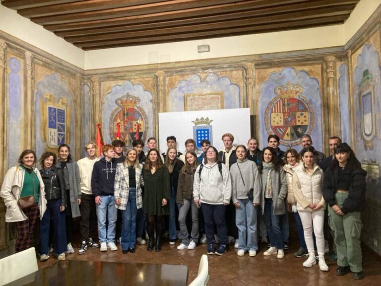 El Ayuntamiento de Medina del Campo abre sus puertas a varios alumnos de intercambio con el IES Emperador Carlos 