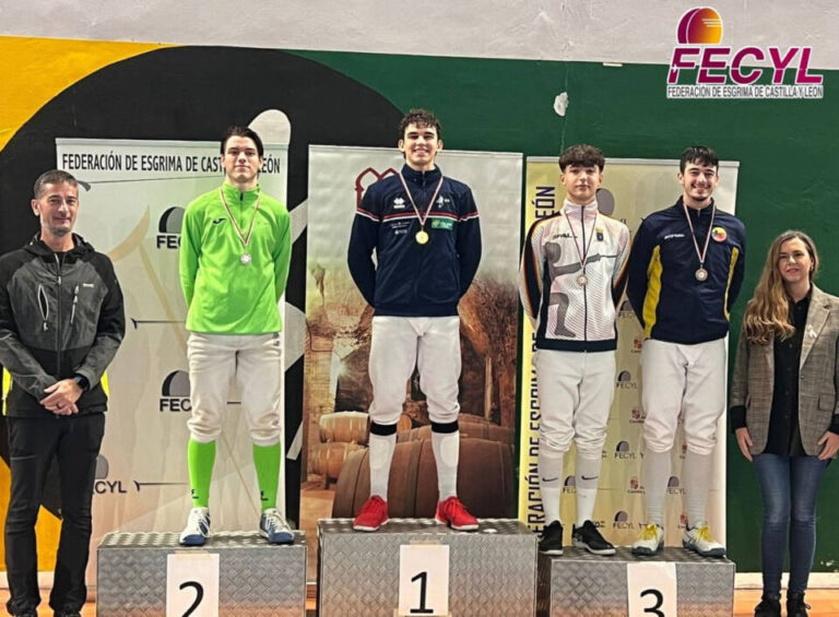 Eduard Cebuc se cuelga la medalla de bronce en el primer Ranking Regional de Esgrima