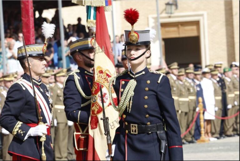 La Princesa de Asturias jura bandera en un acto histórico presidido por los Reyes