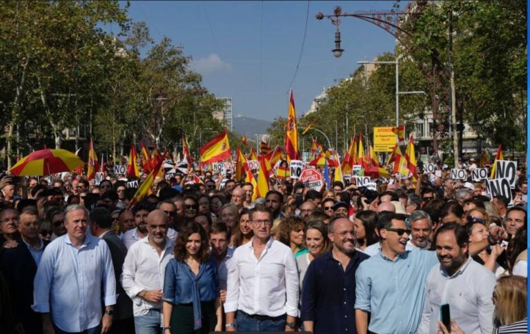 Feijóo rechaza la amnistía de Sánchez y defiende la igualdad ante la ley en Barcelona