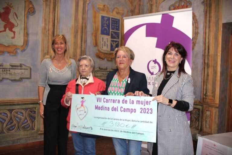 La Asociación Española Contra el Cáncer recibe los 3.180 euros recaudados en la Carrera de la Mujer de Medina del Campo
