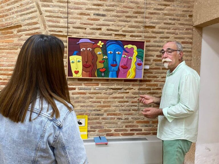 Alegorías que se cuelan entre madera y pintura en la nueva exposición del Centro Cultural Integrado Isabel la Católica