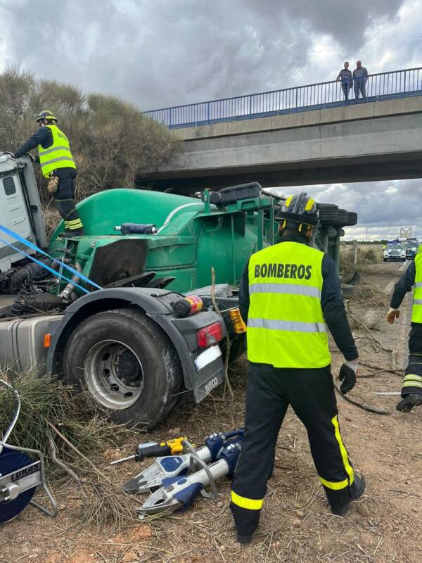 Accidente en la A-6: Camión vuelca en Tordesillas y deja un herido