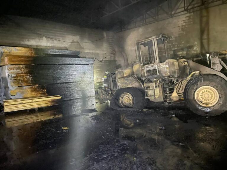 Incendio en fábrica de carpintería en Íscar: Los bomberos actúan rápidamente