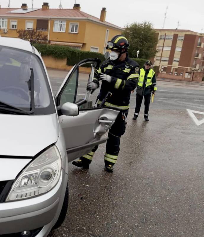 Bomberos de la Diputación de Valladolid rescatan a víctima atrapada tras colisión en la N-601 en Olmedo
