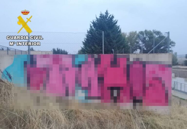 Grafiteros sorprendidos en flagrancia: la Guardia Civil denuncia a cuatro jóvenes en urbanización de Alfoz de Burgos
