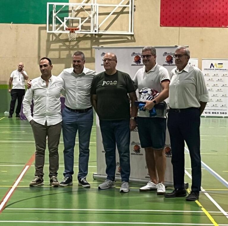 Manolo Nieto López es nombrado presidente de honor del CD Sarabris en un emotivo homenaje