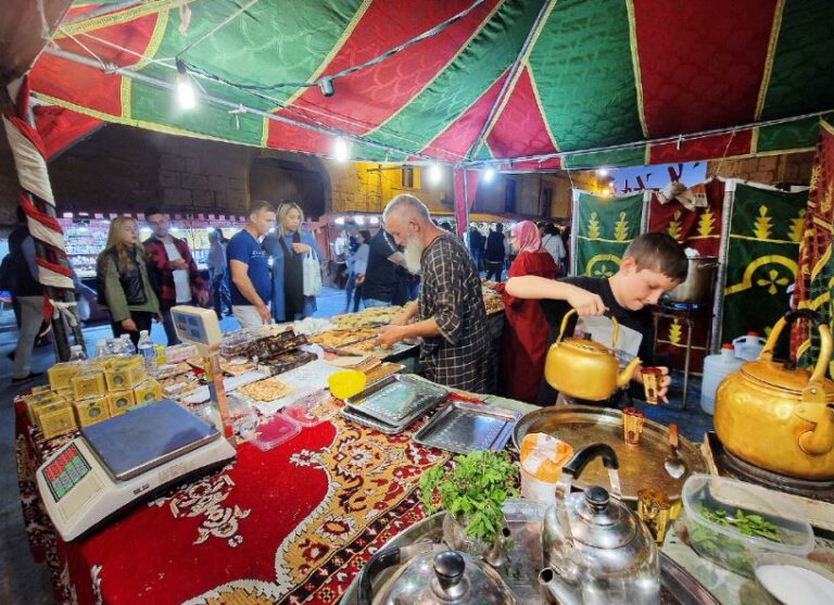 El Mercado de Tordesillas celebra su trigésimo aniversario con artesanía y multitud de espectáculos de calle