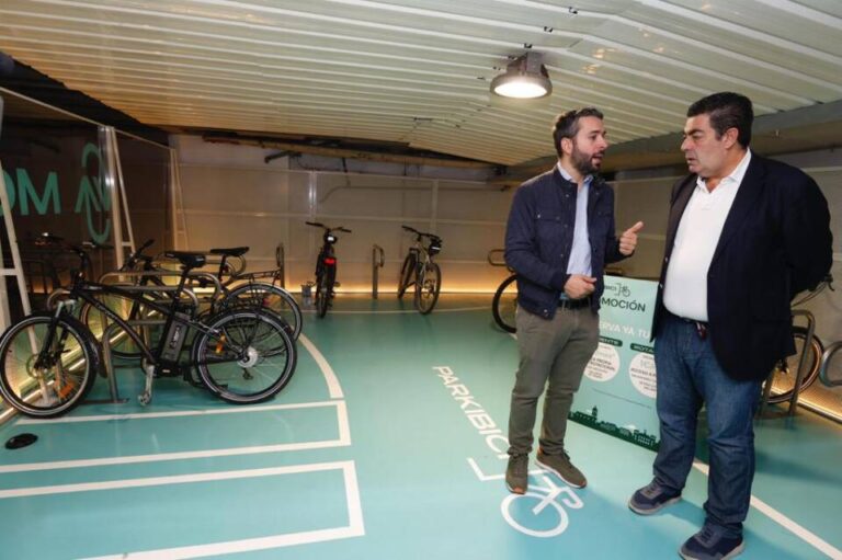 Parkibici inaugura una estación de aparcamiento para bicicletas en la Plaza Mayor de Valladolid