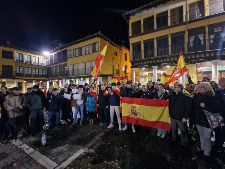 Más de 250 personas se manifiestan en Tordesillas en contra de la Ley de Amnistía