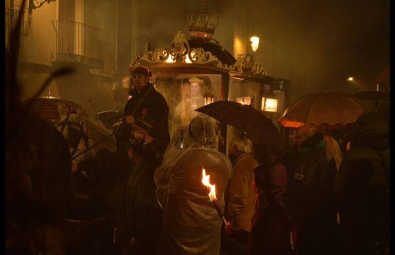 Multitud de hogueras iluminan la Bajada de la Virgen de los Pegotes en Nava del Rey