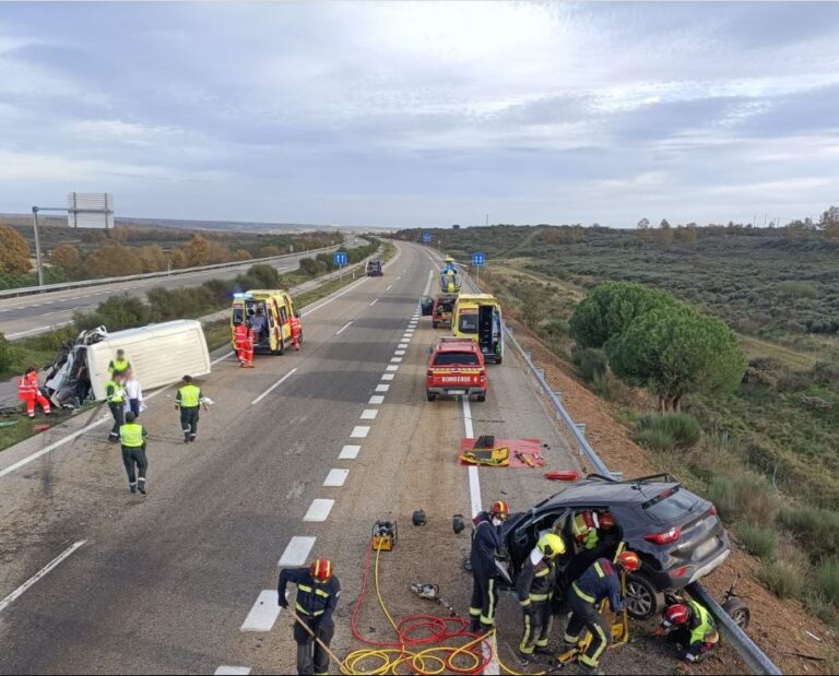 Una fallecida y tres heridos en una colisión entre turismo y furgoneta en la A-6