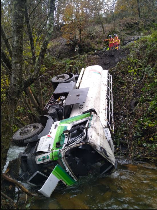 Un camión de gasoil cae al río y obliga a poner en marcha el plan especial de mercancías peligrosas