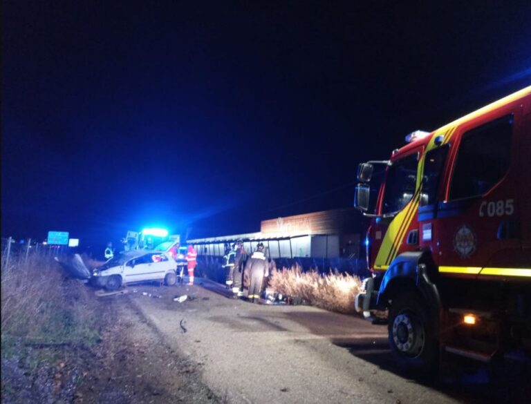 Dos personas trasladadas a hospital y otra atendida en el lugar tras un accidente en la A-6, a la altura de Rueda