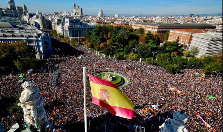 Masiva protesta contra la amnistía en la Plaza de Cibeles de Madrid