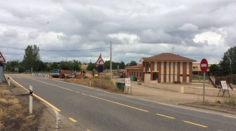 Corte de tráfico en la N-120 por obras en el ramal de acceso ferroviario en Villadangos del Páramo
