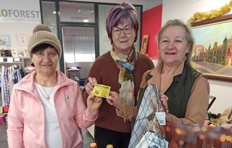 Mujeres en Igualdad sortea la gran cesta tradicional en su Rastrillo Solidario