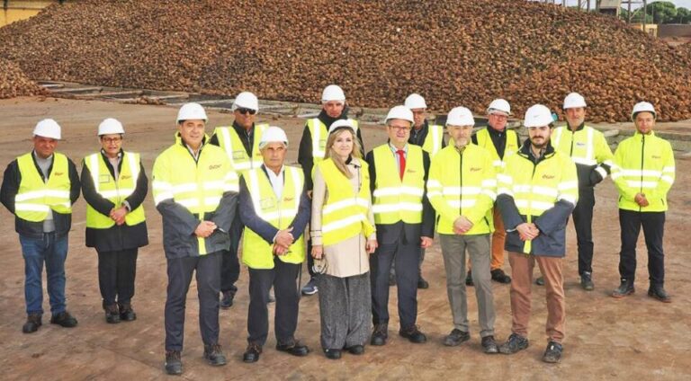 El consejero de Agricultura reitera el apoyo al sector remolachero en su visita a las instalaciones de ACOR