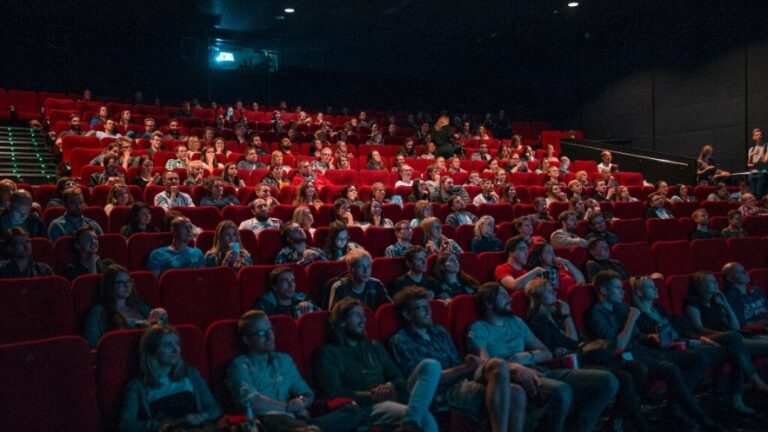 El cine como nueva arena para conciertos: La fiebre de los films musicales arrasa en las salas