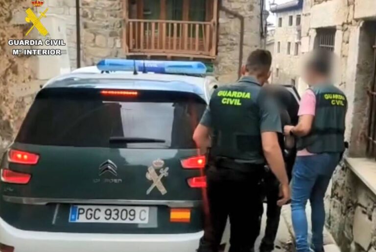 Investigación de la Guardia Civil: Dos detenidos por robos de material informático en colegios de Segovia