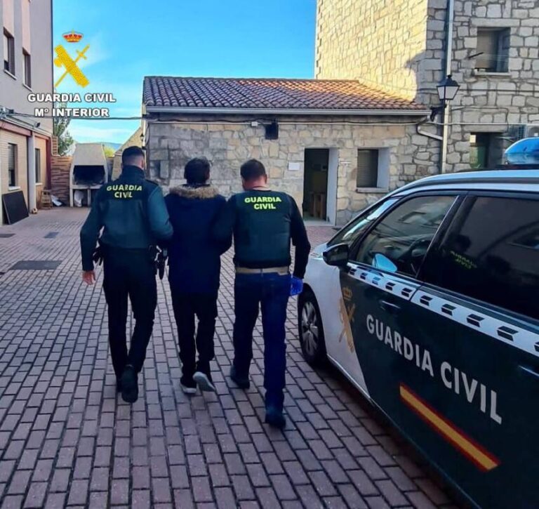 Desarticulada banda criminal en Las Navas del Marqués: La Guardia Civil detiene a responsable de diez robos en segundas residencias y negocios locales