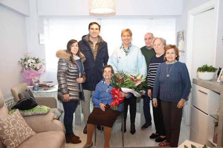 Emotiva celebración en Medina del Campo: El alcalde rinde homenaje a una centenaria en su cumpleaños 100