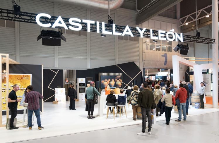 Éxito en INTUR: Enogastronomía y la oferta cultural deslumbran a miles de visitantes en el stand de Castilla y León