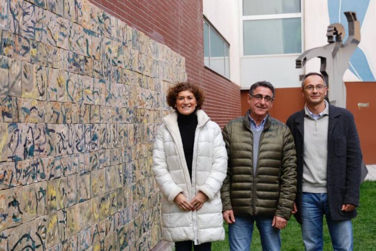 Más de 800 personas de Valladolid dejan huella en un mural único de 11 metros