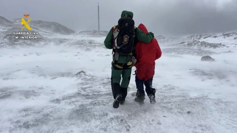 Guardia Civil rescata a un padre y su hijo en los Picos de Europa en medio de tormenta de nieve