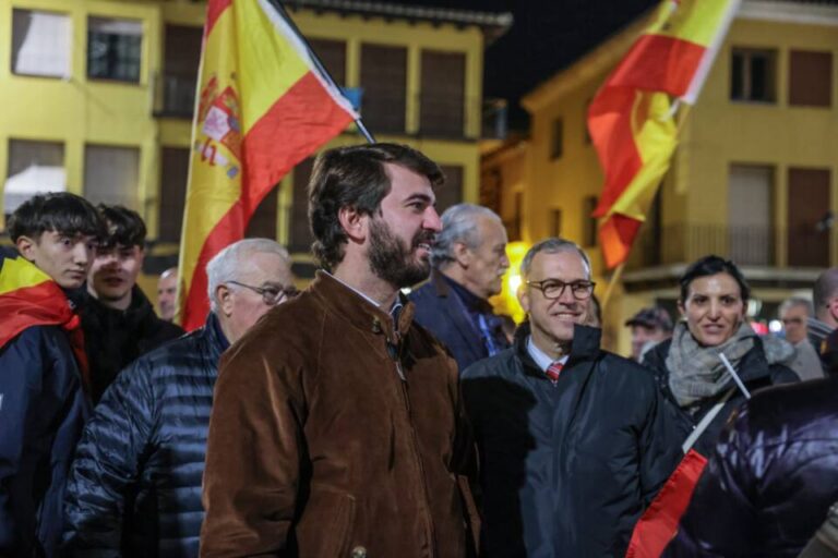 García GaIIardo se une a la concentración frente a la sede del PSOE en Tordesillas