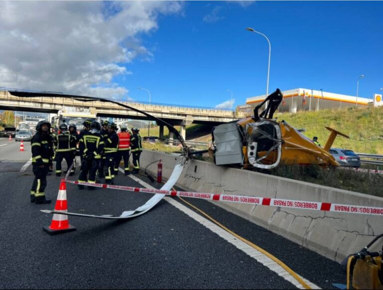 Un helicóptero cae en la M40 de Madrid y deja tres heridos