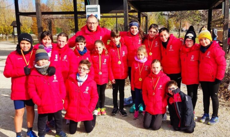 El Club de Atletismo Castillo de la Mota despide el 2023 con siete medallas en el Tercer Cross Escolar