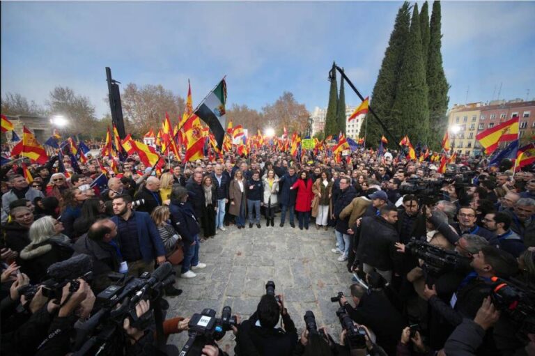 Miles de personas defienden la Constitución y la igualdad en el Templo de Debod de Madrid